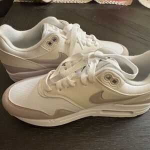 Nike Women's Sneakers - White and Tan